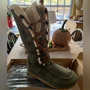 Brand new Women’s Ugg Whitley Lace Up Boots, Hunter Green size 9